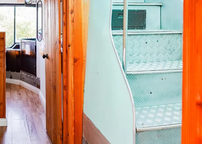 Double Decker Bus At Valentia Island Escape 캠프장