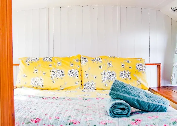 Campeggio Double Decker Bus At Valentia Island Escape Chapeltown