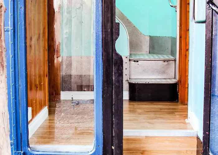 Double Decker Bus At Valentia Island Escape 캠프장 Chapeltown